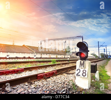 Ampel zeigt rotes Signal auf Eisenbahn Stockfoto