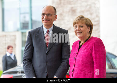 Berlin, Deutschland. 30. April 2013. Begrüßung der Ministerpräsident der italienischen Republik, Enrico Letta, mit militärischen Ehren von Bundeskanzlerin Angela Merkel. Kredit: Kredit: Gonçalo Silva/Alamy Live-Nachrichten. Stockfoto