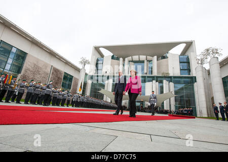 Berlin, Deutschland. 30. April 2013. Begrüßung der Ministerpräsident der italienischen Republik, Enrico Letta, mit militärischen Ehren von Bundeskanzlerin Angela Merkel. Kredit: Kredit: Gonçalo Silva/Alamy Live-Nachrichten. Stockfoto