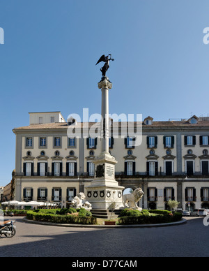 Neapel. Italien. Obelisk Denkmal in der Mitte der Piazza dei Martiri oder Märtyrer-Platz in der Nachbar von Chiaia. Errichtet in 186 Stockfoto