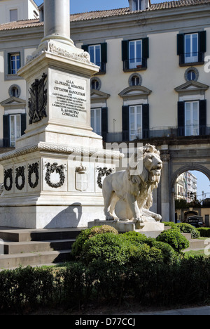 Neapel. Italien. Löwe Skulptur vom Denkmal in der Mitte der Piazza dei Martiri oder Märtyrer-Platz in der Chiaia Nachbar. E Stockfoto