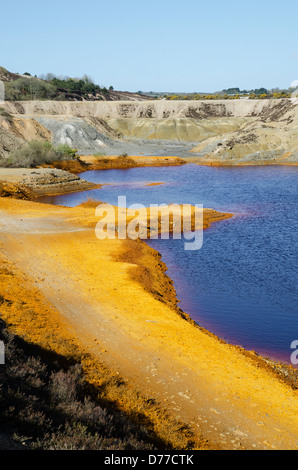 Die gelben kontaminierte Flächen am alten Standort "Wheal Maid' Kupfer Mine in der Nähe von Redruth in Cornwall, Großbritannien Stockfoto