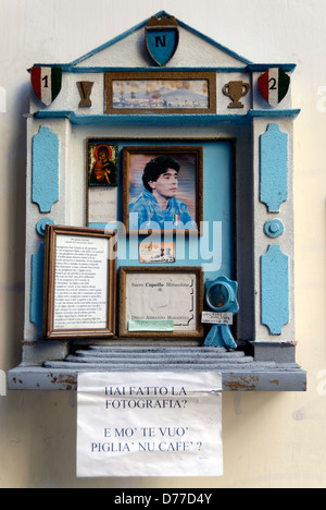 Neapel. Italien. Kleiner Schrein Denkmal der argentinischen Fußballer Diego Maradona bei Bar Nilo auf Via San Biagio dei Librai. Marado Stockfoto