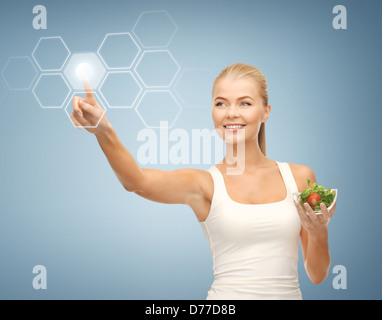 Frau mit Salat und virtuellen Bildschirm Stockfoto