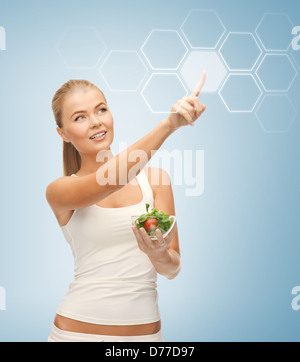 Frau mit Salat und virtuellen Bildschirm Stockfoto