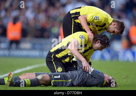 Dortmunder Neven Subotic (C) mit Torhüter Roman Weidenfeller und Sebastian Kehl (oben) in das Halbfinale der UEFA Champions League Fußballspiel zwischen Borussia Dortmund und Real Madrid im Santiago-Bernabéu-Stadion, Spanien, 30. April 2013 zum anderen Bein. Foto: Federico Gambarini/Dpa +++(c) Dpa - Bildfunk +++ Stockfoto