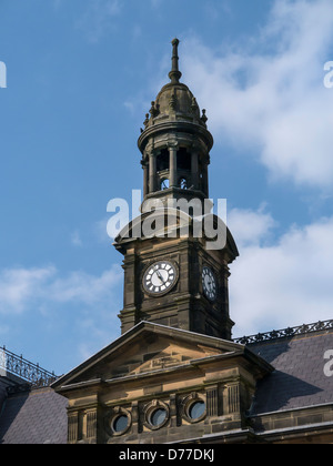 BUXTON, DERBYSHIRE, Großbritannien - 20. APRIL 2013: The Tower oi Buxton Town Hall Stockfoto