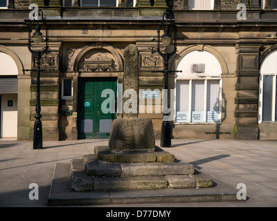 BUXTON, DERBYSHIRE, Großbritannien - 20. APRIL 2013:The Market Cross vor dem Rathaus Stockfoto