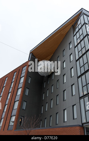 "Nest aus Metall" von Markku Hakuri entworfen. Dieses Kunstwerk dient auch als Balkon für die Bewohner Gemeinschaftssauna. Stockfoto