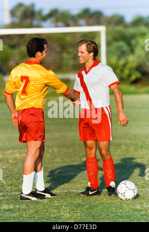 Fußball-Spieler schütteln sich die Hände nach dem Spiel, gute Sportlichkeit, Wettbewerb, Miami Stockfoto