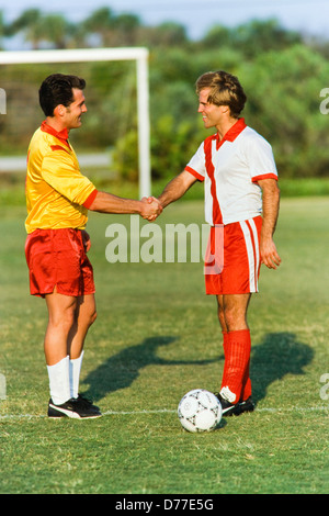 Fußball-Spieler schütteln sich die Hände nach dem Spiel, gute Sportlichkeit, Wettbewerb, Miami Stockfoto