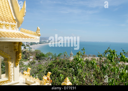 Spektakuläre Aussicht auf die Küste von Hua Hin mit Rand des goldenen chinesischen Tempel am Affenberg in Südthailand Stockfoto