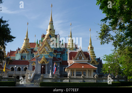 Goldene Türme der palastartigen Wat Tang Sai auf Khao Tong Chai Berg über Ban Krut Strand im Süden Thailands Stockfoto