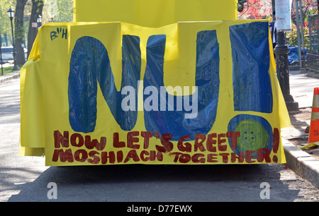 Schweben Sie in der Lag-B'Omer-Day-Parade in Brooklyn, die bevorstehende Ankunft des Messias hagelt. Stockfoto