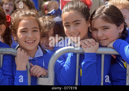 Religiöse jüdische Mädchen im Publikum der Verzögerung B'Omer Parade in Crown Heights, Brooklyn, New York Stockfoto