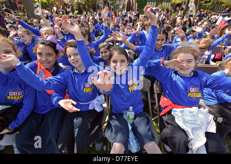 Religiöse jüdische Mädchen im Publikum der Verzögerung B'Omer Parade in Crown Heights, Brooklyn, New York Stockfoto