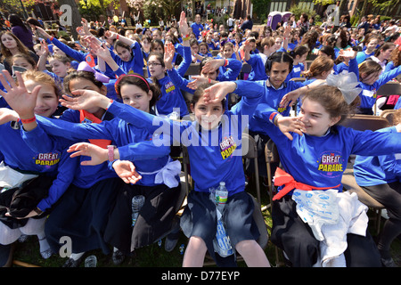 Religiöse jüdische Mädchen im Publikum der Verzögerung B'Omer Parade in Crown Heights, Brooklyn, New York Stockfoto