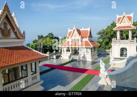 Innenhof des Wat Tang Sai auf Khao Tong Chai Berg über Ban Krut Strand im Süden Thailands Stockfoto