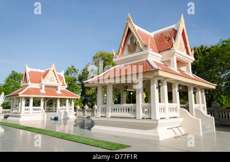 Innenhof des Wat Tang Sai auf Khao Tong Chai Berg über Ban Krut Strand im Süden Thailands Stockfoto