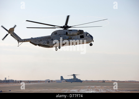 Vereinigte Staaten Marinekorps CH-53D Sea Stallion bereitet, United States Marine Corps MV-22 Osprey im Hintergrund Camp zu landen Stockfoto