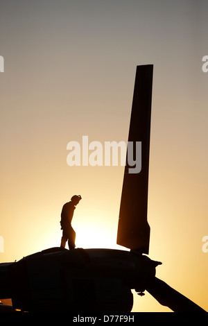 Silhouette Vereinigte Staaten Marinekorps Flugzeug Wartung Spezialist für Triebwerksgondel MV-22 Osprey Camp Bastion Helmand Stockfoto