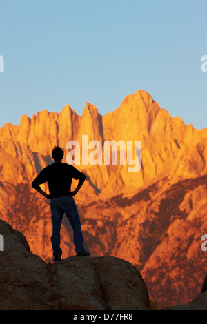 USA-Kalifornien-Mann Blick auf Mount Whitney Alabama Hills bei Dämmerlicht Stockfoto