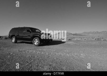 Ein Chevrolet Suburban in der Wüste von Nevada. Stockfoto