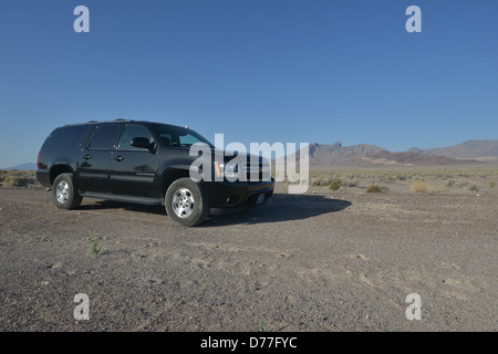 Ein Chevrolet Suburban in der Wüste von Nevada. Stockfoto