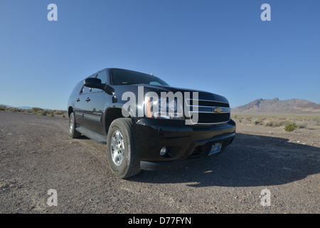 Ein Chevrolet Suburban in der Wüste von Nevada. Stockfoto