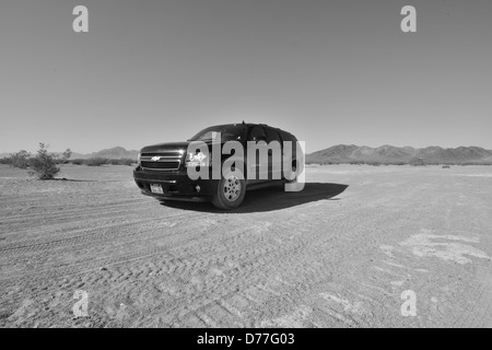 Ein Chevrolet Suburban in der Wüste von Nevada. Stockfoto