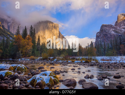 Yosemite Nationalpark, Kalifornien: Clearing Schneesturm bei Sonnenuntergang beleuchtet El Capitan (7042 ft) und Merced River im Herbst Stockfoto