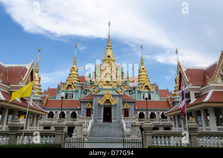 Palastartigen Wat Tang Sai mit goldenen Türme auf Khao Tong Chai Berg mit Blick auf den Golf von Thailand Bank Rut Strand. Stockfoto