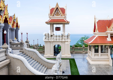 Palastartigen Wat Tang Sai auf Khao Tong Chai Berg mit Blick auf den Golf von Thailand Bank Rut Strand. Stockfoto