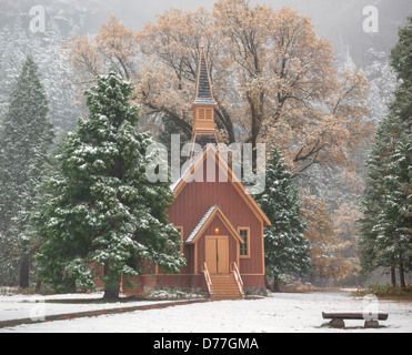 Yosemite Nationalpark, Kalifornien: Yosemite Valley Chapel (1879) mit Schnee fällt. Es ist das älteste Bauwerk im Yosemite Valley. Stockfoto