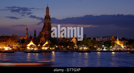 Wat Arun Tempel nachts entlang des Chao Phraya Flusses Bangkok Thailand Stockfoto