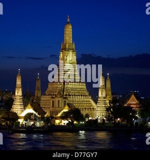 Wat Arun Tempel nachts entlang des Chao Phraya Flusses Bangkok Thailand Stockfoto