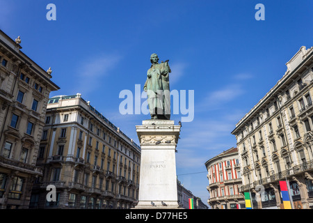 Italien Lombardei Milan Piazza Cordusio Giuseppe Parini Denkmal Stockfoto