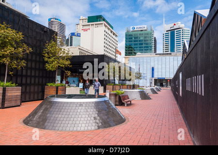 Straßenszene, Innenstadt, Auckland CBD. Die vorstehende Bereiche untersuchen Britomart Station, die im Hintergrund zu sehen ist. Stockfoto