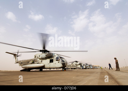 US Marinekorps CH-53D Sea Stallion bereitet sich auf Al Asad Air Base Irak starten Stockfoto