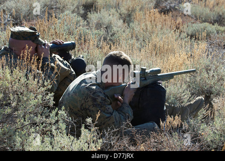 US-Marine Hilf anderen Marine mit Spektiv mit dem Ziel M40A3 Sniper Rifle Ziel im hohen Winkel Berg Sniper training Stockfoto