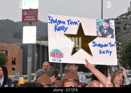 Atmosphäre bei der Induktion Zeremonie für Stern auf dem Hollywood Walk of Fame für "Schrotflinte Tom" Kelly, Hollywood Boulevard, Los Angeles, CA 30. April 2013. Foto von: Michael Germana/Everett Collection Stockfoto