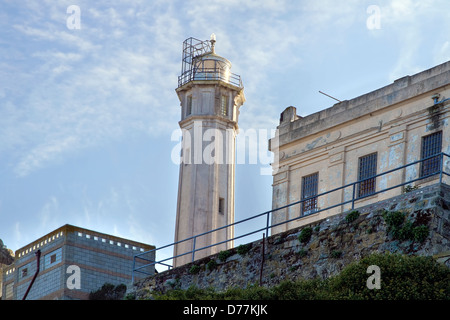 Leuchtturm auf Alcatraz Insel gegen blauen Himmel in San Francisco, Kalifornien Stockfoto