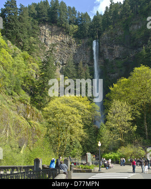 Besucher zu die Wasserfällen am Sonntagnachmittag an Multnomah Falls, Oregon. Stockfoto