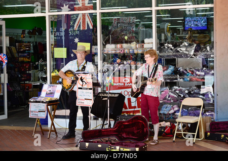 Singende Straßenmusikanten spielen Gitarren, Tamworth, Australien Stockfoto