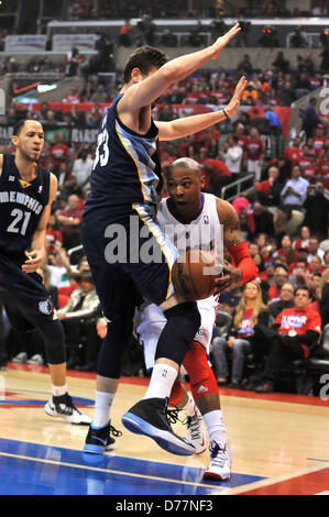 Los Angeles, CA. 30. April 2013. Los Angeles Clippers kleine vorwärts Caron Butler #5 bewegt sich der Ball und sieht um zu übergeben, wie Memphis Grizzlies Marc Gasol #33 Zentrum verteidigt in der ersten Hälfte des Basketball NBA-Playoff-Spiel 5 zwischen den Memphis Grizzlies und die Los Angeles Clippers im Staples Center in Los Angeles, Kalifornien... Louis Lopez/CSM/Alamy Live-Nachrichten Stockfoto