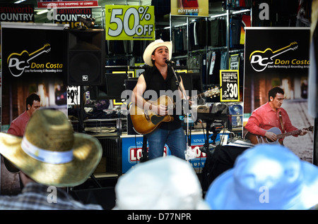 Country-Sängerin erklingt in Tamworth NSW Country Music Festival Stockfoto