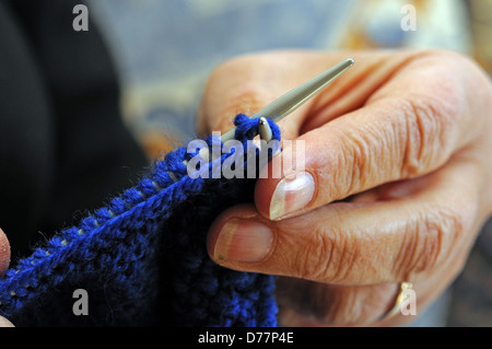 Nahaufnahme der Womans Hände stricken. Stockfoto