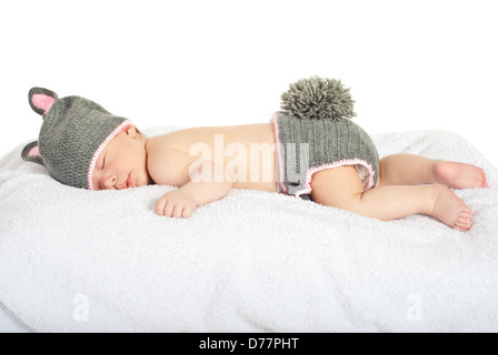 Schönheit Babyjungen in häkeln-Bunny-Kostüm auf flauschige Decke schlafen Stockfoto