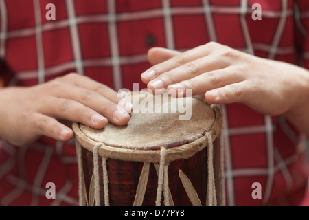 Männerhände schlagen die Trommel Stockfoto