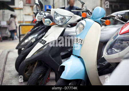 Geparkte Roller auf einer Straße in der Altstadt von Macau, China Stockfoto